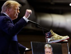 Con su línea de zapatillas doradas, Trump vende algo más que calzado