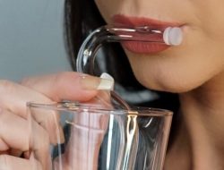 Should You Use an Anti-Wrinkle Straw?